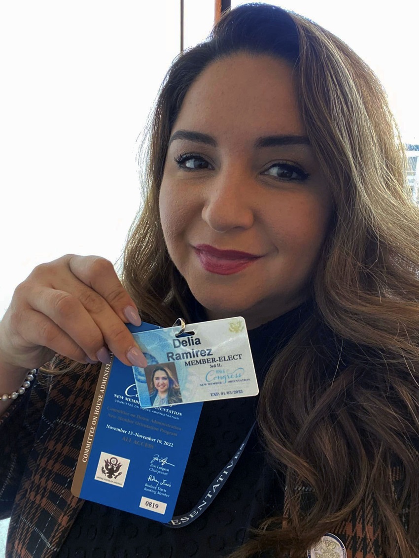 Delia Ramirez Hernández muestra su nueva credencial como congresista, unas de las mas jóvenes del parlamento y la primera latina en representar a Illinois. Foto cortesía de Delia Ramírez.