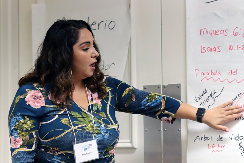 Foto de archivo de Delia Ramirez liderando uno de los talleres de la reunión del caucus hispano-latino de La Iglesia Metodista Unida, MARCHA, en 2019. Foto Michelle Maldonado, UMCOM.