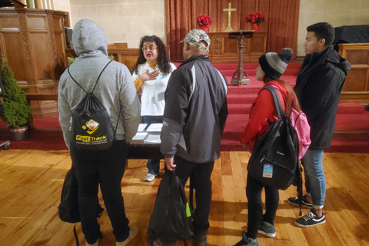 Niurka Meléndez, fundadora de Ayuda para Venezolanos/as Inmigrantes ofrece información práctica y consejos a los/as recién llegados/as que intentan integrarse a la ciudad de Nueva York. El grupo es socio de la Iglesia Metodista Unida San Pablo y San Andrés y su misión es ayudar a la reciente afluencia de solicitantes de asilo. Foto cortesía de K Karpen.