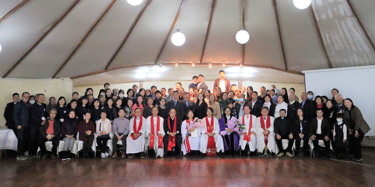 2022년 10월 3일, 몽골의 수도 울란바토르에 소재한 게렐트연합감리교회(Gerelt UMC)에서 열린 안수 예배를 마친 후, 박정찬 감독(맨 앞 중앙)과 연합감리교 몽골선교구의 최초 장로 목사인 우르징크한드(Urjinkhand) 목사(박정찬 감독의 오른쪽에 보라색 가운을 입고 꽃다발을 안고 있는 사람)와 뭉크나란(Munkhnaran) 목사(박정찬 감독의 왼쪽에 흰색 가운을 입고 꽃다발을 안고 있는 사람)가 한국과 미국 그리고 몽골에서 온 예배의 참석자들과 함께했다. 2012년 세계선교부는 한인 교회가 시작한 몽골 선교를 공식 선교 사역으로 채택하고 총감독회에 주재 감독을 파송해 줄 것을 요청했고, 그 이후 박정찬 감독이 몽골 선교 이니셔티브를 주재하고 있다. 사진 제공, 연합감리교 세계선교부 아시아사무소. 2022년 10월 3일, 몽골의 수도 울란바토르에 소재한 게렐트연합감리교회(Gerelt UMC)에서 열린 안수 예배를 마친 후, 박정찬 감독(맨 앞 중앙)과 연합감리교 몽골선교구의 최초 장로 목사인 우르징크한드(Urjinkhand) 목사(박정찬 감독의 오른쪽에 보라색 가운을 입고 꽃다발을 안고 있는 사람)와 뭉크나란(Munkhnaran) 목사(박정찬 감독의 왼쪽에 흰색 가운을 입고 꽃다발을 안고 있는 사람)가 한국과 미국 그리고 몽골에서 온 예배의 참석자들과 함께했다. 2012년 세계선교부는 한인 교회가 시작한 몽골 선교를 공식 선교 사역으로 채택하고 총감독회에 주재 감독을 파송해 줄 것을 요청했고, 그 이후 박정찬 감독이 몽골 선교 이니셔티브를 주재하고 있다. 사진 제공, 연합감리교 세계선교부 아시아사무소.