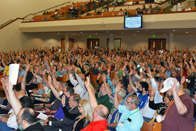 Les membres de la Conférence centrale du Texas votent lors d'une session spéciale tenue le 17 septembre à l'église méthodiste unie d'Arborlawn à Fort Worth, au Texas. Ce jour-là, la conférence a approuvé la désaffiliation de 81 congrégations de l'Église Méthodiste Unie. Photo de J. Vance Morton, pour la Central Texas Conference.