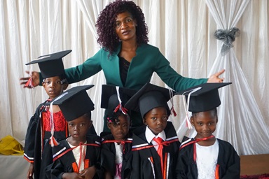 Pauline Violet Mushati posa con graduados de la Escuela Cristiana Barrington de la Iglesia Metodista Unida en Harare, Zimbabue. Mushati es maestra en la escuela que abrió sus puertas en 2021. Es una de las dos escuelas privadas de vanguardia en Harare fundadas por La Iglesia Metodista Unida en Zimbabue. Foto de Kudzai Chingwe, Noticias MU. Pauline Violet Mushati posa con graduados de la Escuela Cristiana Barrington de la Iglesia Metodista Unida en Harare, Zimbabue. Mushati es maestra en la escuela que abrió sus puertas en 2021. Es una de las dos escuelas privadas de vanguardia en Harare fundadas por La Iglesia Metodista Unida en Zimbabue. Foto de Kudzai Chingwe, Noticias MU.
