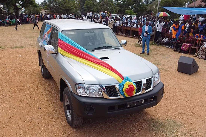 A bow adorns a Nissan 4x4 vehicle presented to United Methodist Bishop Gabriel Yemba Unda to facilitate the church’s work in remote parts of the bishop’s episcopal area. The SUV, a gift from Congolese President Félix Antoine Tshisekedi Tshilombo, was presented during a ceremony in Kindu, Congo, in September. Photo by Judith Osongo Yanga, UM News. 