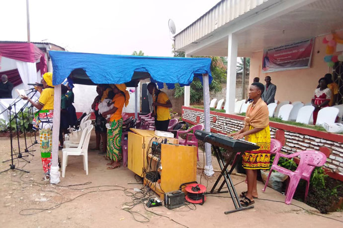 Vue du véhicule de la marque Toyota 4x4 devant servir à la mobilité des membres du clergé et laïques de la Mission Méthodiste Unie en République Centrafricaine. Un appui financier du Conseil Général des Ministères Globaux a permis d’acheter ce véhicule. Photo par Chancelvye Petula (UMNS)