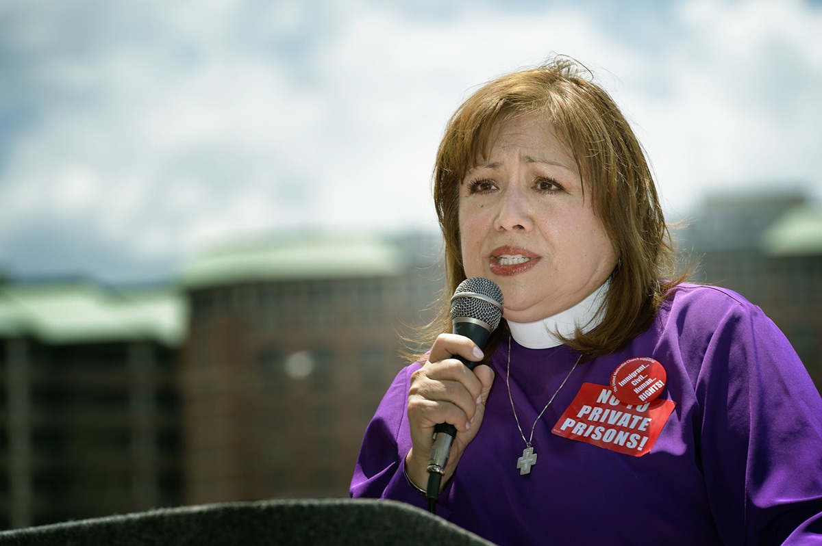 La Obispa Minerva Carcaño, primera mujer hispano-latina electa como líder episcopal en La Iglesia Metodista Unida, es reconocida dentro y fuera de la denominación como una de las lideres más relevantes en favor de la justicia social y la reivindicación de los derechos humanos de los/as inmigrantes. Su suspensión, debido al proceso disciplinario que enfrenta, se ha extendido más de lo legal, creando un impacto negativo en los ministerios de la iglesia que abogan por los derechos de las minorías, según expresan varios “caucus” en una carta dirigida al Colegio Episcopal de la Jurisdicción Oeste. En la foto de archivo, la Obispa Carcaño, habla en una manifestación contra las prisiones privadas durante la Conferencia General Metodista Unida de 2012 en Tampa, Florida. Foto de Paul Jeffrey, Noticias MU.