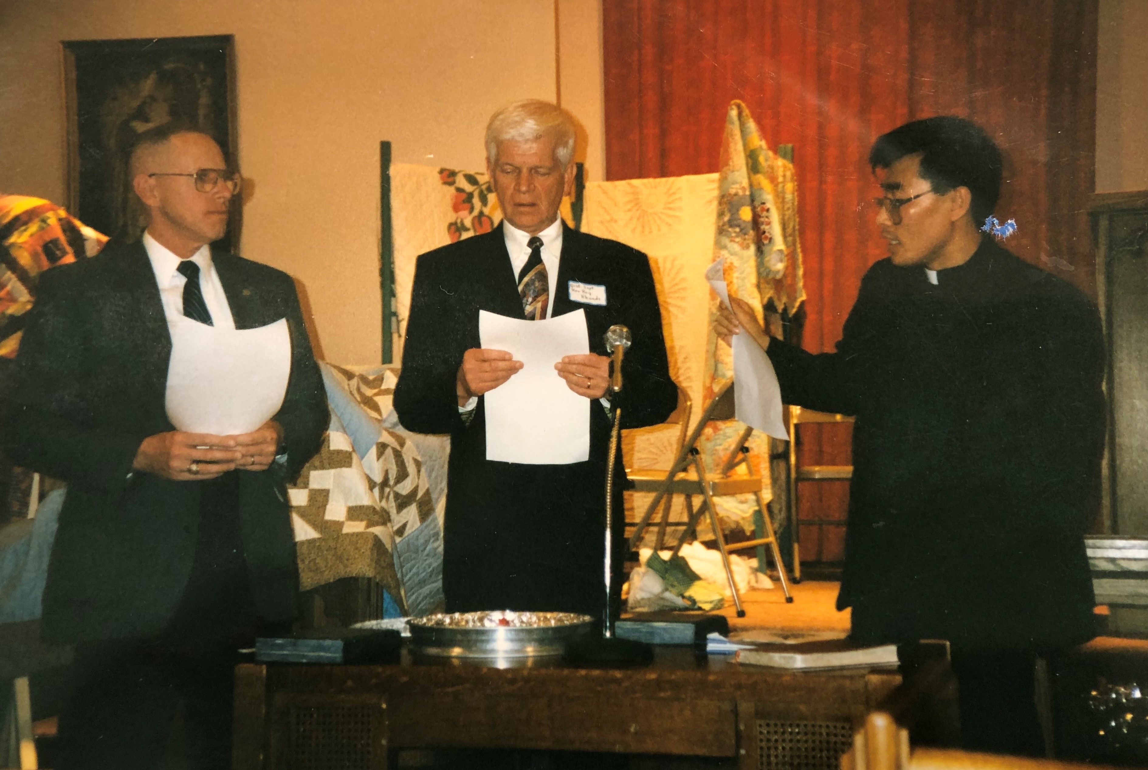 탐슨 교회 125주년 기념 행사 중 교회 부채 청산을 축하하는 부채 문서 소각(burning of mortgage) 세레모니를 하고 있다. (왼쪽부터) 탐슨 교회 재단이사회 이사장, 락포드 지방감리사인 레이 로드 목사, 김응선 목사. 사진 제공, 탐슨 연합감리교회.