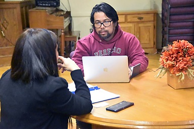 A la derecha, Bonn Aure, asistente legal de Justicia para Nuestros Vecinos(JFON por sus siglas en inglés) conversa con una inmigrante. Foto cortesía de JFON. A la derecha, Bonn Aure, asistente legal de Justicia para Nuestros Vecinos(JFON por sus siglas en inglés) conversa con una inmigrante. Foto cortesía de JFON.
