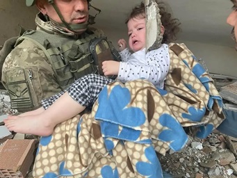 Una niña pequeña es rescatada en Gaziantep, Turquía, después de que una serie de terremotos azotara Turquía y Siria el lunes 6 de febrero de 2023. Foto cortesía de IBC (Media Luna Azul Internacional por sus siglas en inglés). Una niña pequeña es rescatada en Gaziantep, Turquía, después de que una serie de terremotos azotara Turquía y Siria el lunes 6 de febrero de 2023. Foto cortesía de IBC (Media Luna Azul Internacional por sus siglas en inglés).