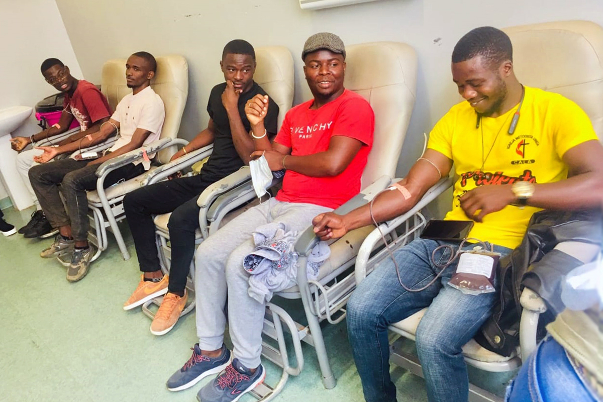 Sousa Pedro, Paulo Jerico, Jose de Carvalho, Edivaldo Lazzaro e Narciso Ferrao, membros da juventude da Igreja Dona Eva Pedro de Andrade, doam sangue no Hospital Materno Infantil em Malange, Angola. Foto de Joao Goncalves Nhanga, Noticias MU.