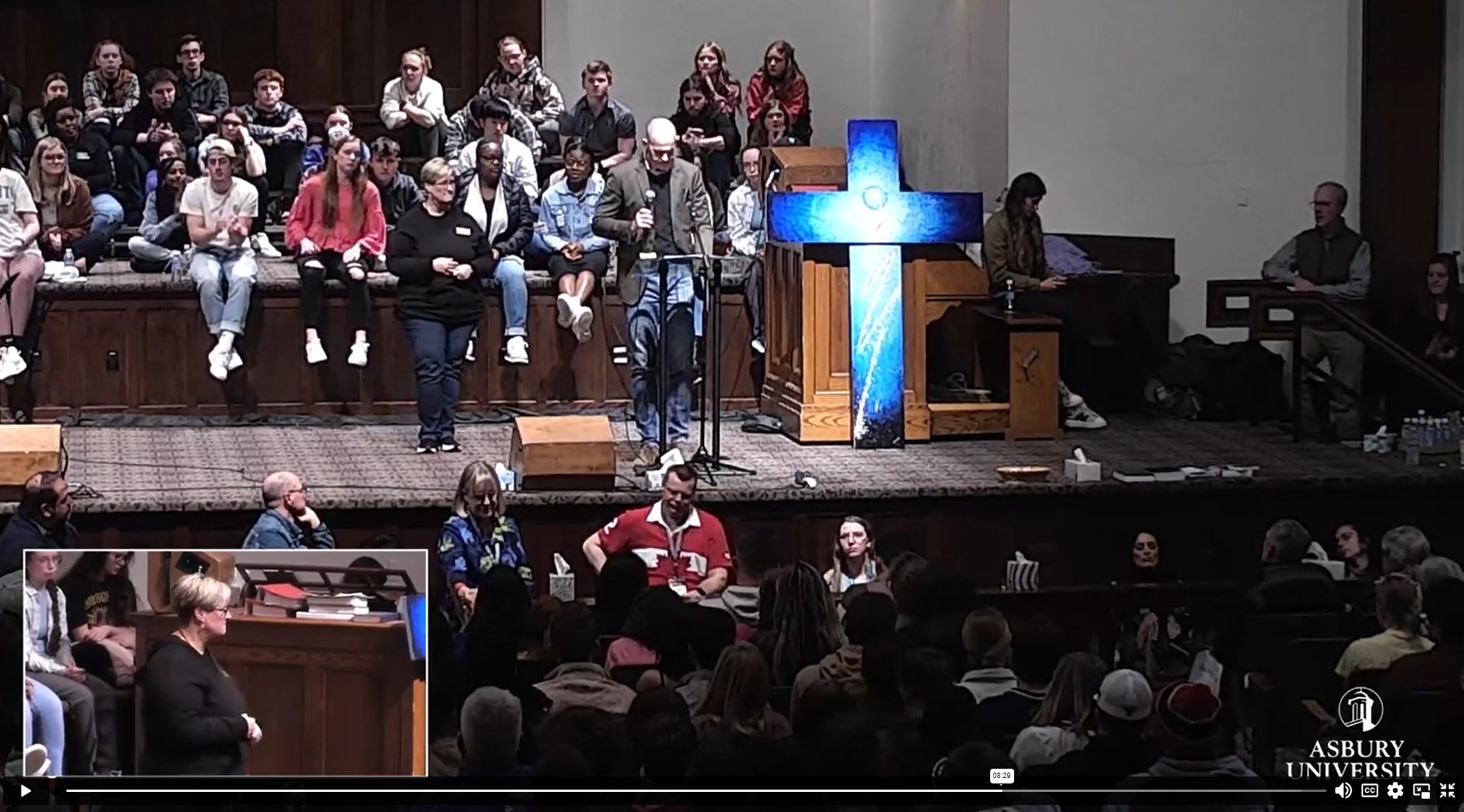 2월 20일 오후 2시 예배를 끝으로 애스베리대학교에서 대면으로 드리던 예배는 마무리되었다. 하지만 일반인과 25세 이하의 청년 예배는 계속해서 다양한 장소에서 진행될 예정이며, 애스베리대학교는 2월 23일까지 일부 행사를 asbury.edu/outpouring에서 계속 라이브로 방송한다고 밝혔다. 사진은 브라운(Brown) 박사가 애스베리대학교가 주최하는 예배의 일정을 소개하는 내용의 동영상을 갈무리한 것이다.