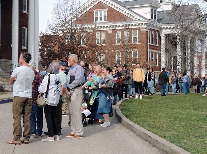 Fila para ingressar no Auditório Hughes Memorial onde ocorre o que tem se chamado de “derramamento”. Foto de Connie Offutt, Conferência do Kentucky da Igreja Metodista Unida.