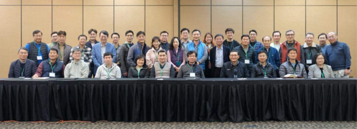 지난 2월 6일부터 사흘간 라스베가스에서 41명의 목회자와 사모가 참석한 가운데 성장교회 컨퍼런스가 열렸다. “새 술은 새 부대에”(막 2:22)라는 주제로 코로나 이후 시대를 대비한 목회 전략과 경험을 나누고, 목회자들의 성장과 배움 및 치유와 회복을 돕기 위해 모인 성장교회 컨퍼런스의 참석자들이 함께 모여 사진을 찍고 있다. 사진 제공, 성장교회 컨퍼런스.