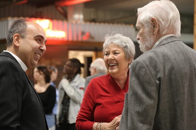 El Rev. Luis Ramírez conversa con asistentes al primer servicio religioso de la nueva comunidad Metodistas Unidos/as de Baytown y Mont Belvieu. Foto cortesía de la Conferencia Anual de Tejas. El Rev. Luis Ramírez conversa con asistentes al primer servicio religioso de la nueva comunidad Metodistas Unidos/as de Baytown y Mont Belvieu. Foto cortesía de la Conferencia Anual de Tejas.
