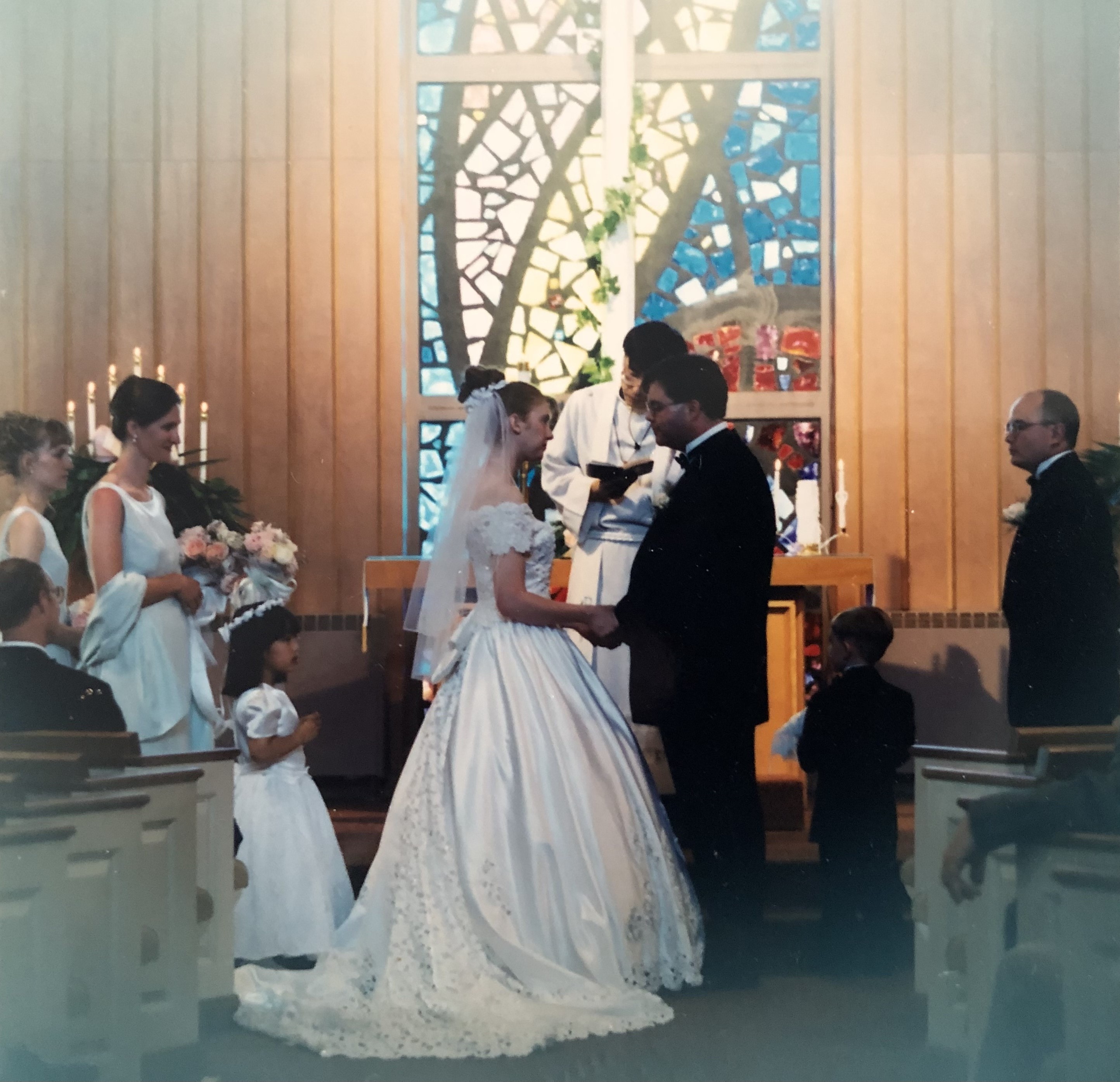 전임 목사가 장례식이나 결혼식을 주례하겠다고 나타나는 것은 새롭게 부임한 목사와 교인들 간의 신뢰 쌓기에 도움이 안 된다. 사진은 김응선 목사가 주례한 결혼식의 신랑 신부가 제공한 것이다.