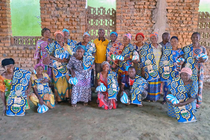 La photo de famille des veuves après l’opération de distribution à l’Église locale Méthodiste Unie de Kisangani. L’Association des Mamans Veuves, une branche de l’Agence des Femmes Méthodistes Unies dans la Conférence Annuelle des Provinces Orientale et Équateur a permis à 30 veuves de recevoir les vivres et non-vivres. Photo Lebon Okito, UM News.