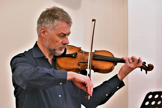 O bispo recém-eleito Stefan Zürcher toca violino durante a reunião da Comissão Permanente para Assuntos da Conferência Central. A comissão lida com questões que afetam as regiões da Igreja Metodista Unida em África, Europa e Filipinas. Zürcher deve se tornar bispo da Conferência Central da Europa Central e Meridional em Agosto. Foto de Klaus Ulrich Ruof, Conferência Central da Alemanha.
