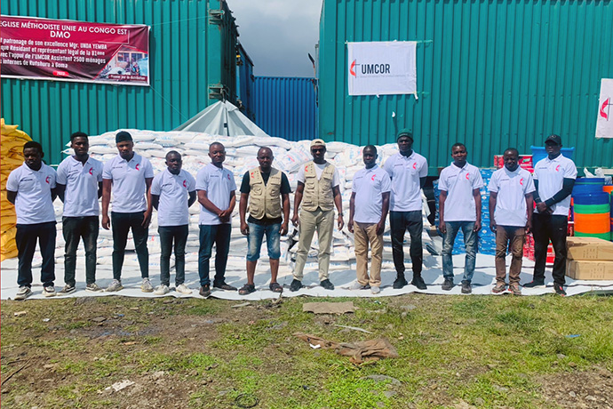 Les membres du bureau de gestion des catastrophes de l'UMCOR dans l'est du Congo (au centre) sont entourés de Méthodistes Unis qui soutiennent les opérations de distribution et la surveillance d'urgence dans chaque district de l'Église Méthodiste Unie de la région.  Photo de Chadrack Tambwe Londe, UM News.