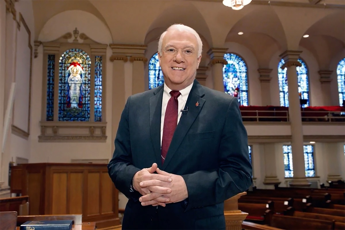 Ante el creciente el aumento de las desafiliaciones en la denominación, el presidente del Consejo de Obispos, Thomas J. Bickerton, pronuncia un discurso sobre el estado de la Iglesia de mitad de período. En su mensaje llamó a las personas que permanecen en La Iglesia Metodista Unida a superar las diferencias y recolectarse con el llamado de Dios a la iglesia. Foto cortesía de Comunicaciones Metodistas Unidas.