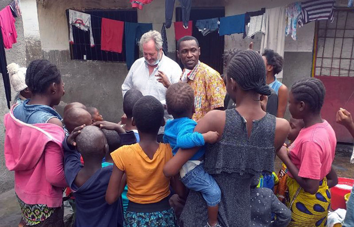 O missionário Ganense Innocent P. Afful (centro de amarelo) que trabalhou com órfãos e crianças vulneráveis no Congo, fala com alguns de seus pupilos. Afful morreu em 17 de Abril aos 49 anos. Amigos e colegas dizem que ele tinha paixão pelo ministério social e um espírito acolhedor. Foto fornecida às Notícias da UM em 2021 por Innocent Afful.