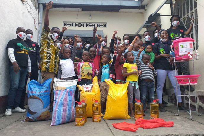 Innocent P. Afful (terceiro da esquerda) posa com alimentos junto com alguns dos órfãos e crianças vulneráveis que ele orienta durante a pandemia de COVID-19 em 2021. Um missionário da Junta dos Ministérios Globais da Metodista Unida, Afful faleceu em 17 de Abril aos 49 anos de idade. Foto fornecida anteriormente por Innocent Afful.