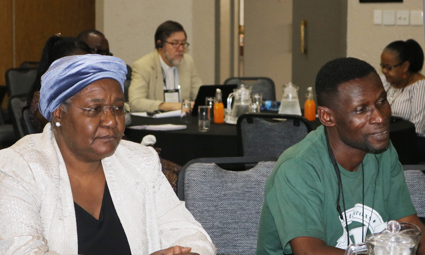 A Bispa Joaquina F. Nhanala de Moçambique (à esquerda) e o missionário Innocent P. Afful ouvem os planos da Igreja Metodista Unida sobre a terra existente em África durante uma cimeira agrícola realizada de 13 a 16 de Janeiro de 2019, em Johanesburgo. Afful morreu em 17 de Abril aos 49 anos. Foto de arquivo por Eveline Chikwanah, Notícias da UM.