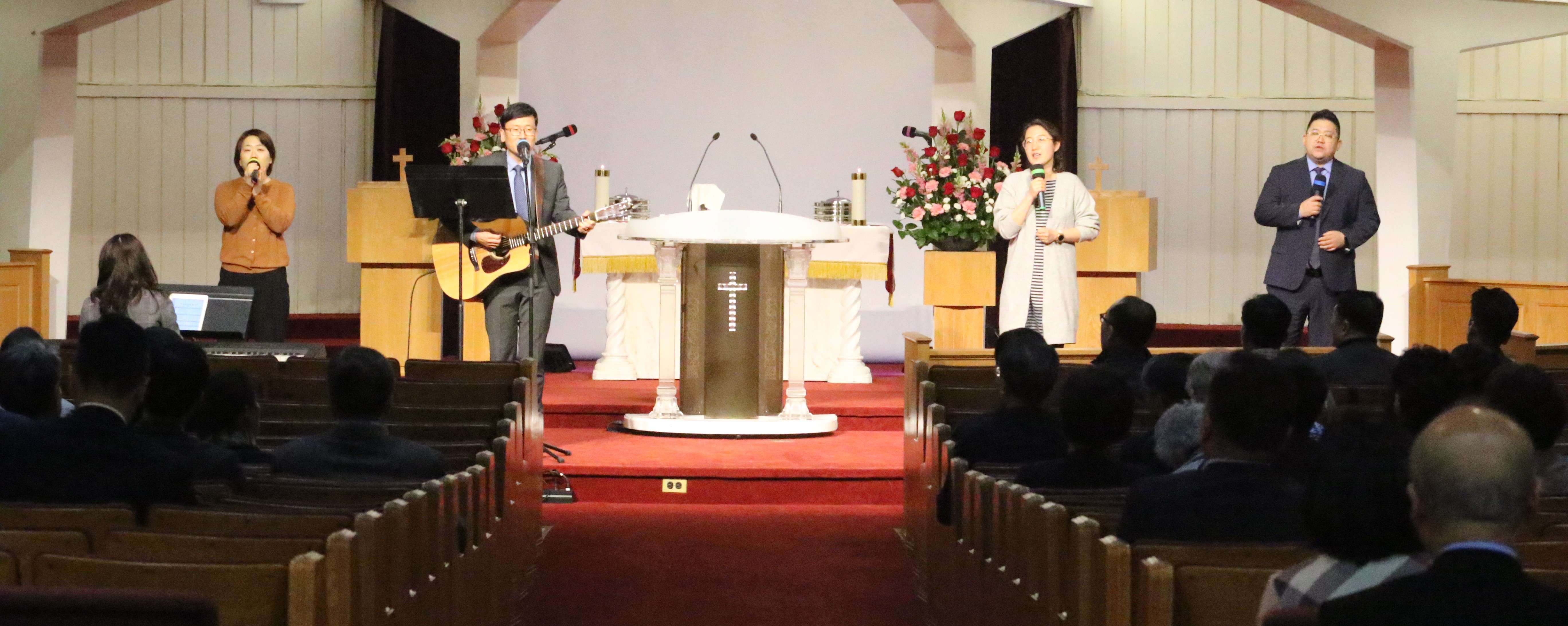 뉴저지주 베다니 한인연합감리교회의 찬양팀이 뉴저지한인연합교회에서 개최된 연합감리교회 한인교회총회 2023년 연차 총회에서 찬양을 인도하고 있다. 사진, 김응선 목사, 연합감리교뉴스.