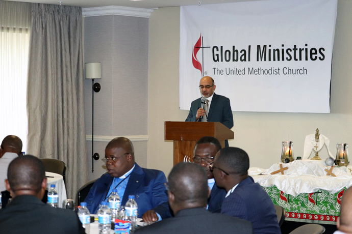 Roland Fernandes, executivo de alto nível dos Ministérios Globais, dirige-se aos delegados da Consultação da Missão em África em Maputo, Moçambique, de 17 a 19 de Abril. A reunião permitiu à agencia ouvir e envolver os bispos, delegados e parceiros na missão no continente. Foto do Rev. Isaac Broune, Notícias da UM. 