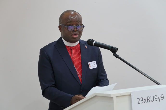 O Bispo Mande Muyombo, da Área Episcopal de Norte Katanga, faz o discurso de abertura na reunião de fundação do Fórum Metodista Unido da África. O fórum é uma nova convencao que defende a unidade contínua da Igreja Metodista Unida por meio de uma estrutura mais regionalizada. Muyombo instou os delegados a manterem boas relações com aqueles que podem não pensar ou se parecer com eles. Foto de Eveline Chikwanah, Noticias da MU.