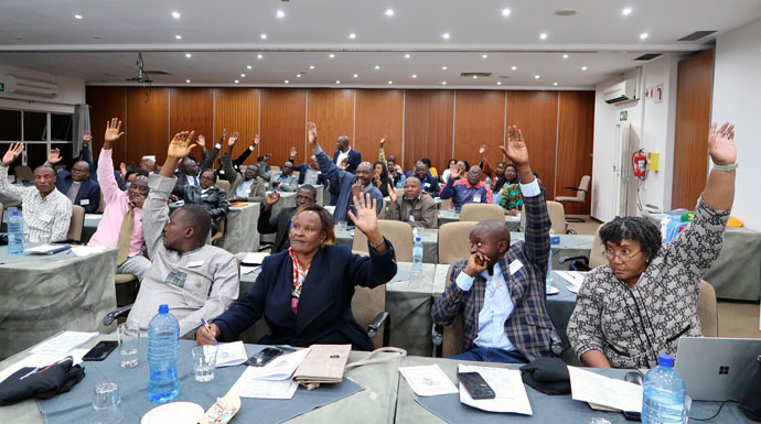 Os delegados na reunião inaugural do Fórum Metodista Unido de Africa votam pela sua liderança numa votação aberta em 21 de Abril. O grupo defende a regionalização como forma de manter a unidade na Igreja Metodista Unida. Foto de Eveline Chikwanah, Noticias da MU.