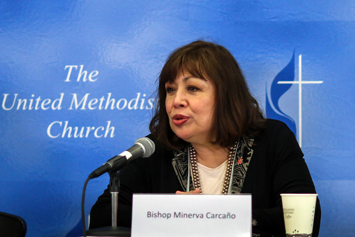 La Obispa Minerva Carcaño analiza la naturaleza mundial de la iglesia en una conferencia de prensa durante la Conferencia General de 2016 en Portland, Oregón. El Concilio de Obispos/as, reunido esta semana en Chicago, está escuchando a varios grupos que esperan una respuesta procesal a las denuncias presentadas contra Carcaño, quien ha estado suspendida por más de un año. Foto de archivo de Maile Bradfield, Noticias MU