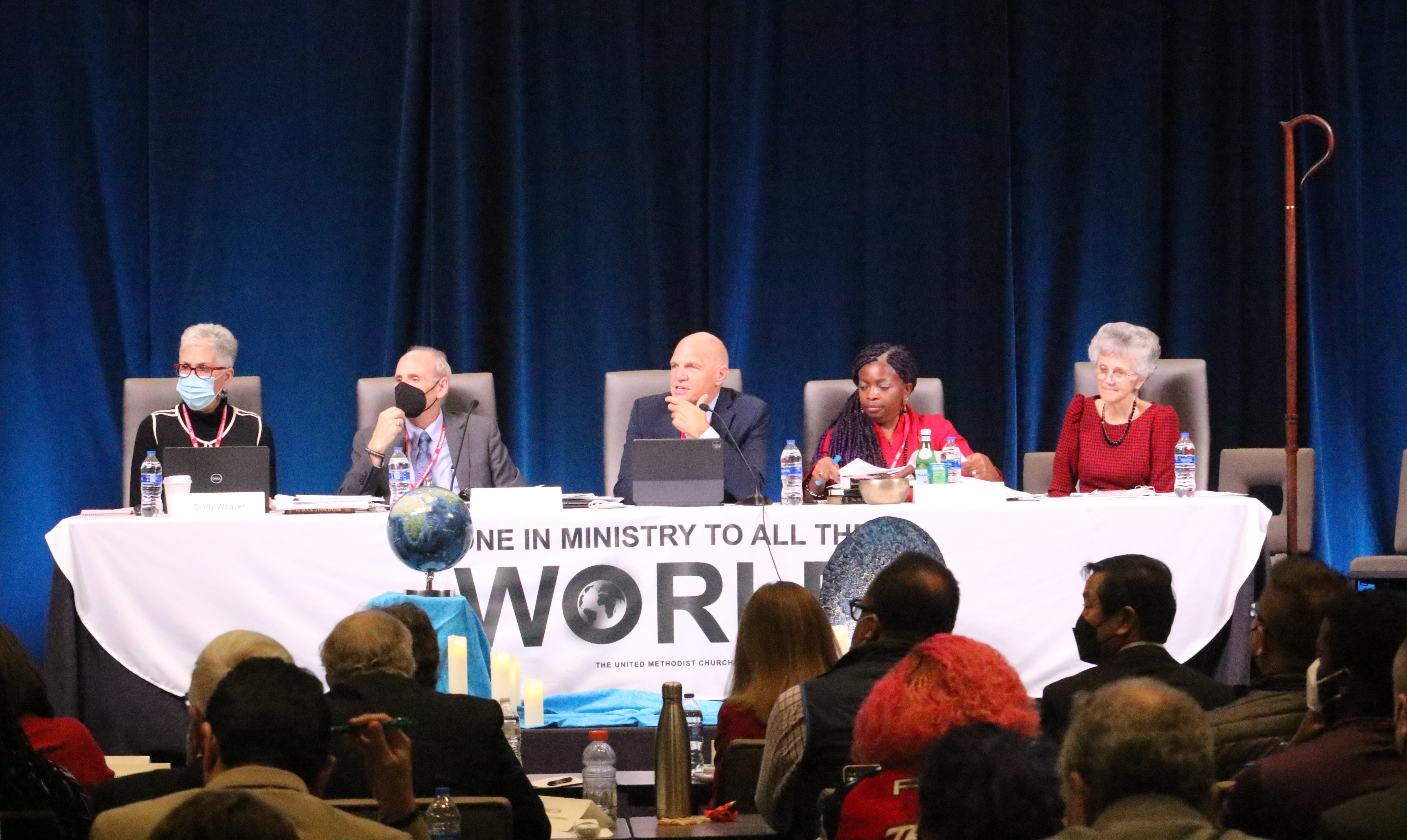 2022년 11월 23일 동북부 지역총회에서 감독들이 사회를 보고 있다. 사진의 가운데가 대뉴저지 연회의 존 숄 감독이다. 이 자리에서 동북부 지역총회는 한인선교구의 보고를 받고, 그 사역을 치하했다. 사진, 김응선 목사, 연합감리교뉴스.