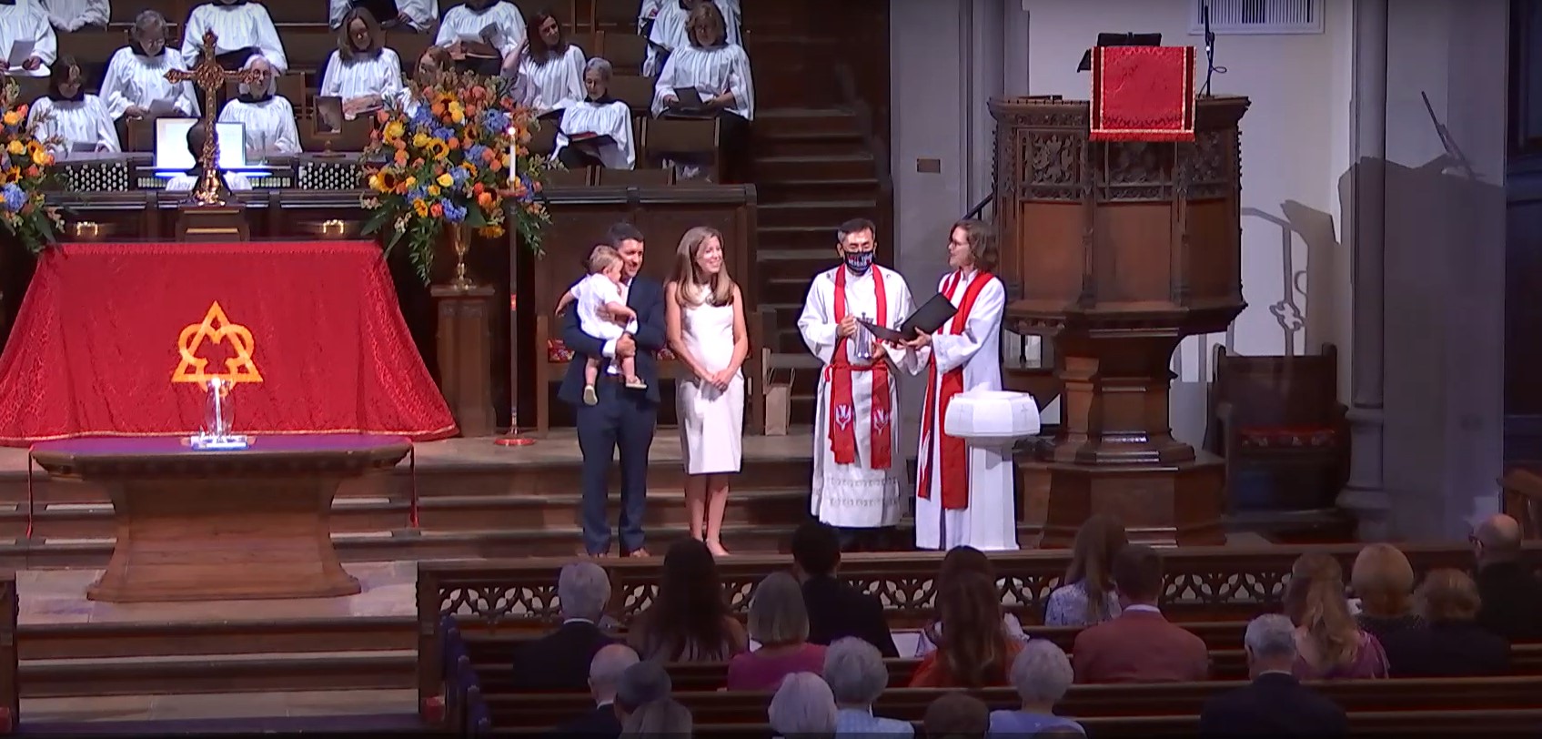 지난 2021년 6월 27일, 북일리노이 연회의 정회원 목사이자 연합감리교뉴스의 한국/아시아 뉴스 디렉터로 섬기는 김응선(Thomas Kim) 목사가 테네시 웨스트엔드 연합감리교회의 설교자로 초청받아 설교에 앞서 담임목사인 캐롤 캐빈-딜론 목사가 집례하는 유아 세례를 돕고 있다. 사진 출처, WEUMC 예배 동영상 갈무리.