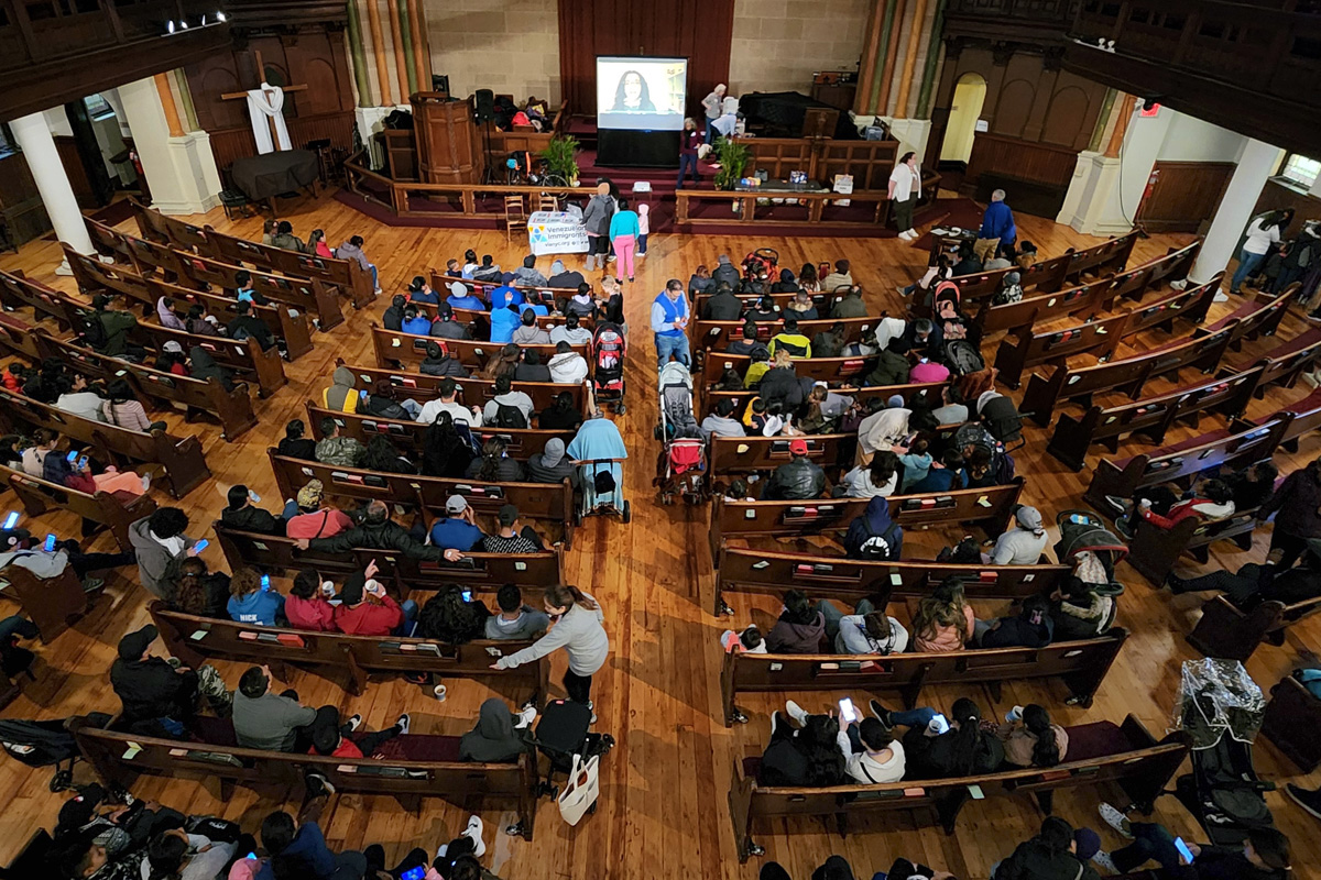 A Igreja Metodista Unida de São Paulo e Santo André, na cidade de Nova Iorque, vê grandes multidões todas as segundas-feiras de manhã ao receber migrantes transportados de ônibus para Manhattan. A igreja chama de Miracle Mondays (segundas-feiras Milagrosas) e, com a ajuda de organizações parceiras, é oferecida uma série de assistência, incluindo refeições, produtos de higiene e aconselhamento jurídico. As multidões têm aumentado constantemente. Foto cedida pela Igreja Metodista Unida de São Paulo e Santo André.