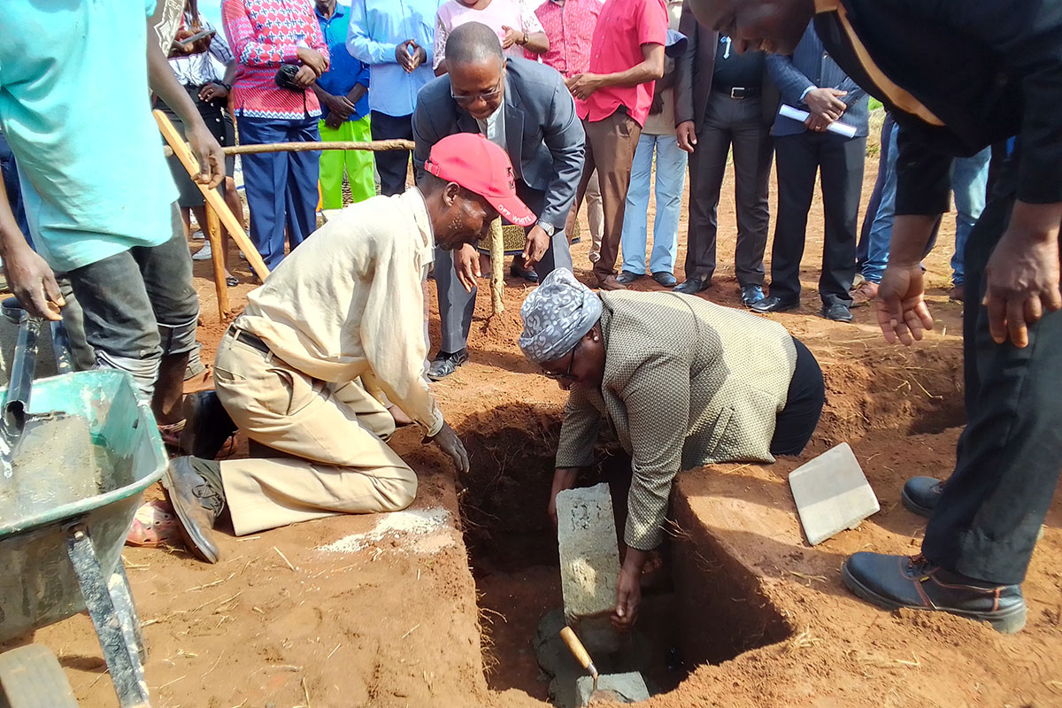Bispa Joaquina Filipe Nhanala da Área Episcopal de Moçambique faz o lançamento da pedra para a construção do aviário em Gondola. Foto de Eurico Gustavo.