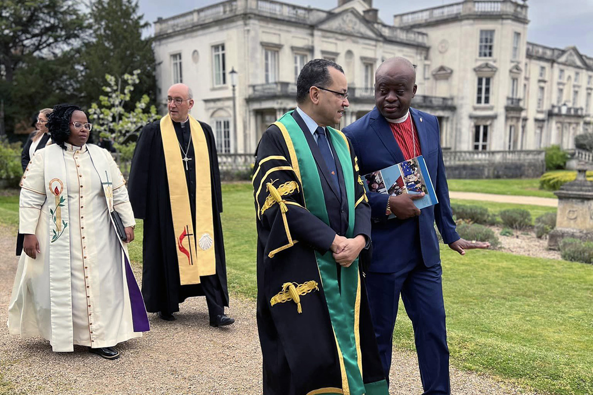 De izquierda a derecha: Obispo Pumla Nzimande de la Iglesia Metodista del Sur de África; el Rev. Graham Thompson, presidente de la Conferencia Metodista 2022/2023 en Gran Bretaña; Amos Nascimento de la Junta General Metodista Unida de Educación Superior y Ministerio; y el Obispo metodista unido Mande Muyombo, obispo residente del Área Norte de Katanga, participan en una procesión en la Universidad de Roehampton, Londres, Inglaterra, durante la 10ª conferencia internacional conjunta de la Asociación Internacional de Escuelas, Colegios y Universidades Metodistas en Gran Bretaña, celebrada del 25 de abril al 1 de mayo. Foto cortesía de Kimberly Lord, Junta Metodista Unida de Educación Superior y Ministerio.