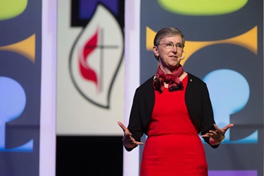 Harriett Jane Olson ayuda a dirigir la celebración del 150 aniversario de Mujeres Metodistas Unidas durante la Conferencia General de 2016 en Portland, Oregón. Olson se retiró en mayo después de 15 años como máxima ejecutiva de la organización de mujeres, que cambió su nombre a Mujeres Unidas en la Fe en 2022, y dijo que su trabajo ha sido ayudar a las personas a ver el trabajo que está haciendo la agencia y el impacto que tiene en el mundo. Foto de archivo de Mike DuBose, Noticias MU. Harriett Jane Olson ayuda a dirigir la celebración del 150 aniversario de Mujeres Metodistas Unidas durante la Conferencia General de 2016 en Portland, Oregón. Olson se retiró en mayo después de 15 años como máxima ejecutiva de la organización de mujeres, que cambió su nombre a Mujeres Unidas en la Fe en 2022, y dijo que su trabajo ha sido ayudar a las personas a ver el trabajo que está haciendo la agencia y el impacto que tiene en el mundo. Foto de archivo de Mike DuBose, Noticias MU.