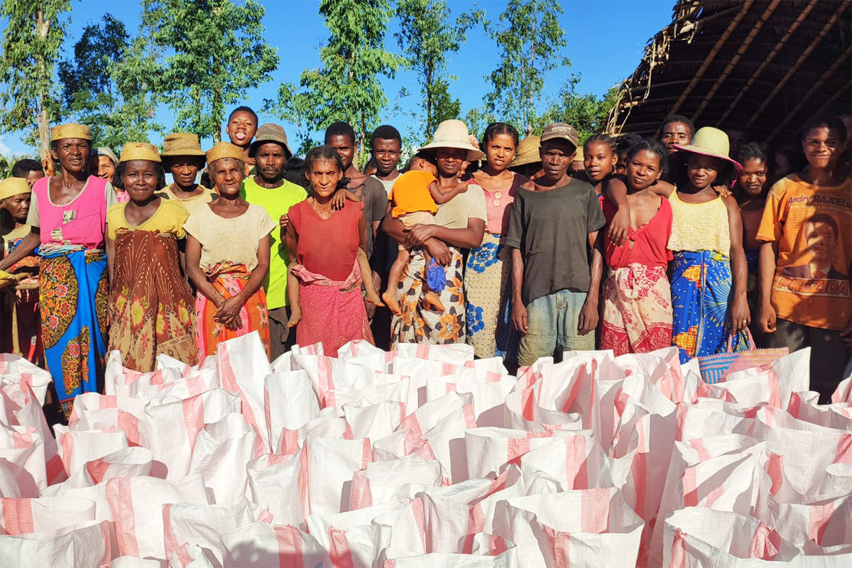 Des survivants du Cyclone Freddy à Andranomavo, Madagascar, posent pour une photo avant de recevoir une aide alimentaire de l’Église Méthodiste Unie de Madagascar. L’agence Méthodiste Unie de l’assistance humanitaire a accordé une subvention pour l’achat de riz, de sucre, de farine et d’autres produits pour 150 familles touchées par la tempête tropicale. Photo de Justin Rakotoarimanana.