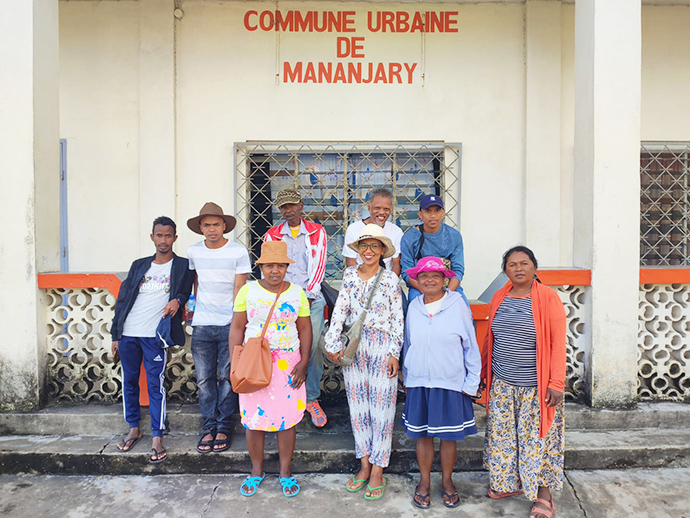 Neuf volontaires de l’église Méthodiste Unie d’Ambodifasika à Antananarivo, Madagascar, ont parcouru plus de 300 miles pour distribuer de la nourriture aux survivants du Cyclone Freddy dans le village isolé d’Andranomavo, dans le district de Mananjary. Photo de Andrianantenaina Herintsoa Jean Richard.