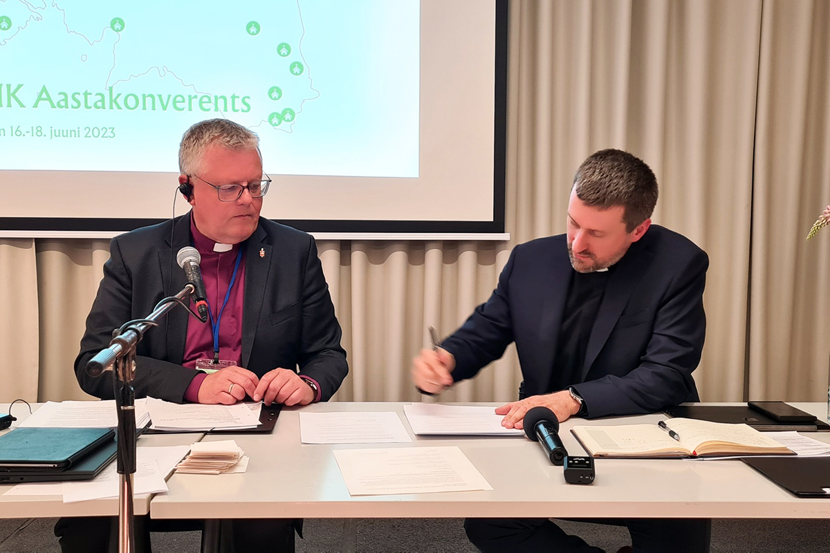 Nordic-Baltic-Ukraine Area Bishop Christian Alsted, left, and the Rev. Robert Tserenkov, Estonia District superintendent, sign an agreement of mutual recognition between the Northern Europe and Eurasia Central Conference and the Estonia Methodist Church. The 23 United Methodist churches in Estonia are leaving to form the Estonia Methodist Church, which Tserenkov will lead alongside an elected council until the new denomination elects a bishop. Photo courtesy of Bishop Christian Alsted.