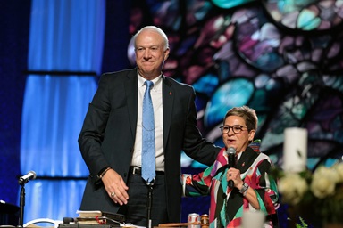 El presidente del Concilio de Obispos/as, Thomas Bickerton se une a la Obispa Cynthia Fierro Harvey de la Conferencia Anual de Tejas durante la reunión de la Conferencia Anual de Tejas celebrada del 28 al 31 de mayo en Hilton Americas, Houston. Incluso mientras lamentan la desafiliacion de las iglesias, ambos ven una energía renovada entre el pueblo metodista unido para la plantación de iglesias y la evangelización. Foto cortesía de la Conferencia Anual de Tejas.  El presidente del Concilio de Obispos/as, Thomas Bickerton se une a la Obispa Cynthia Fierro Harvey de la Conferencia Anual de Tejas durante la reunión de la Conferencia Anual de Tejas celebrada del 28 al 31 de mayo en Hilton Americas, Houston. Incluso mientras lamentan la desafiliacion de las iglesias, ambos ven una energía renovada entre el pueblo metodista unido para la plantación de iglesias y la evangelización. Foto cortesía de la Conferencia Anual de Tejas.
