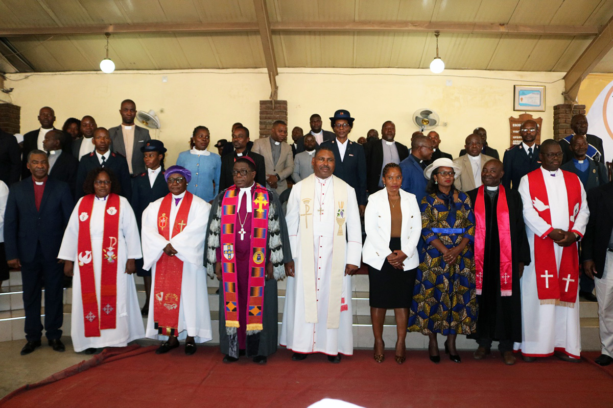 Dra Josina da Graça Sitoe Macie (de casaco branco e saia preta), representante da Ministra da Justiça, tira foto com os líderes das Igrejas. Maputo, foto de Roque Facela.