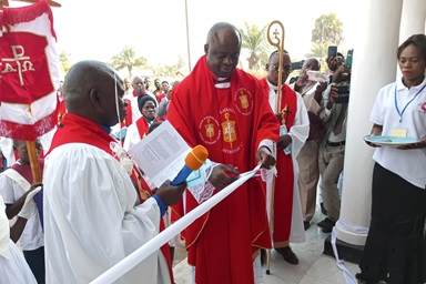L'Evêque Mande Muyombo coupe le ruban lors de l'inauguration de l'Eglise Méthodiste Unie Banza Kaluwashi à Kabalo, au Congo, en juin. L'église porte le nom d'un missionnaire laïc congolais, ancien esclave, qui a implanté des églises dans la région au début des années 1900. Photo de Betty Kazadi Musau. L'Evêque Mande Muyombo coupe le ruban lors de l'inauguration de l'Eglise Méthodiste Unie Banza Kaluwashi à Kabalo, au Congo, en juin. L'église porte le nom d'un missionnaire laïc congolais, ancien esclave, qui a implanté des églises dans la région au début des années 1900. Photo de Betty Kazadi Musau.