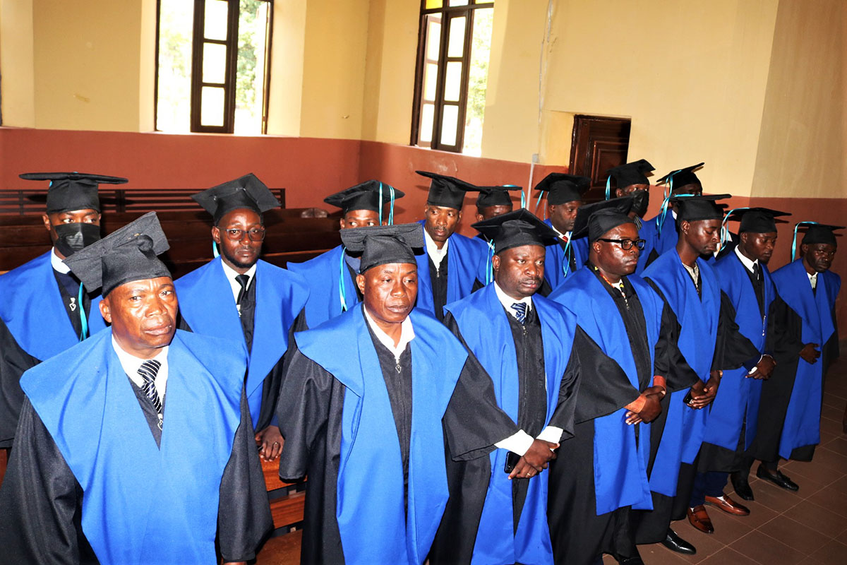 Estudantes da Faculdade de Teologia em Quéssua no culto de outorga de diploma de licenciatura em Teologia. Malanje, foto de João Nhanga.