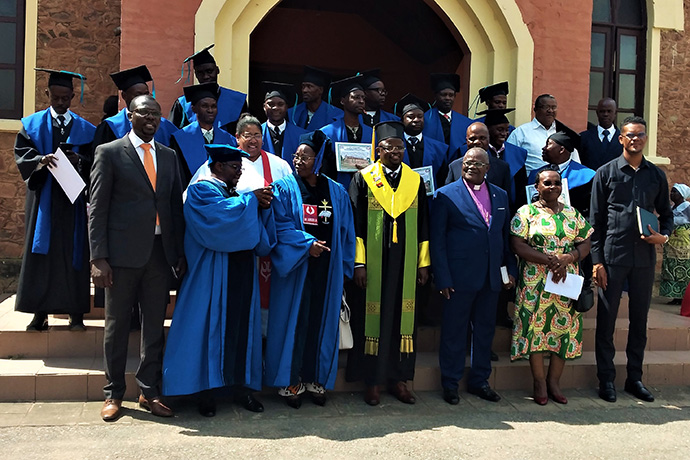 Graduandos, docentes e convidados posam após a cerimónia de outorga de diplomas de licenciatura em Teologia no Quéssua. Malanje, foto de João Nhanga.