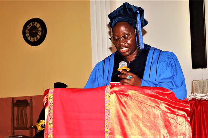 Revda. Dra. Elvira Moises Cazombo, Decana da Faculdade de Teologia da Universidade Metodista de Angola, discursa no acto solene da graduação em Quéssua. Malanje, foto de João Nhanga.