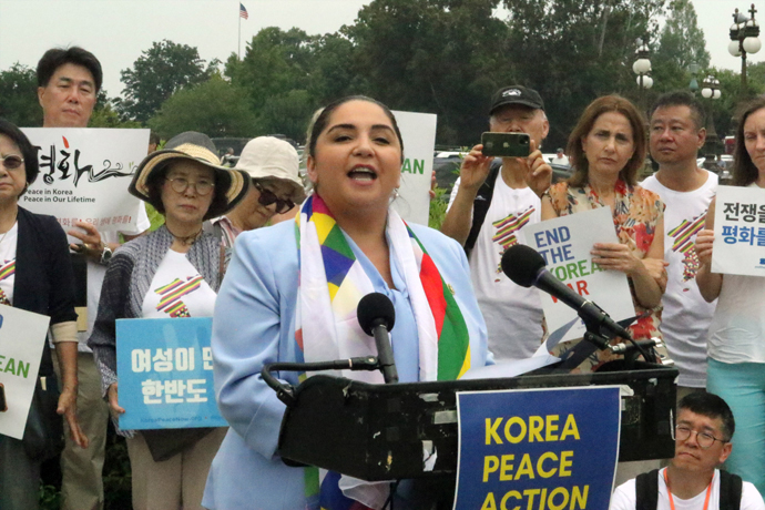 Delia Catalina Ramírez, representante estadounidense de primer año del tercer distrito del Congreso por Illinois, habló durante una conferencia de prensa en House Triangle en Washington, D.C. apoyando H.R. 1369, la Ley de Paz en la Península de Corea. Ramírez explicó la importancia de apoyar las acciones de paz y justicia y cómo su fe metodista unida inspiró su participación. Foto del Rev. Thomas E. Kim, Noticias MU. 