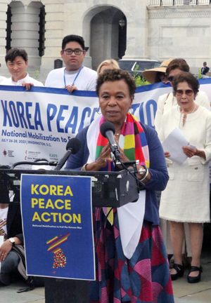 Barbara Lee, representante por California cuyo padre sirvió en la Guerra de Corea, organizó una conferencia de prensa en House Triangle en Washington, D.C. apoyando la Ley de Paz en la Península de Corea, copatrocinada por 33 miembros del Congreso de los Estados Unidos. Lee dijo que terminar la guerra e invertir en la paz en la región es “absolutamente esencial”. Detrás de ella está Joy Gebhart, una mujer coreana estadounidense de 90 años, cuyo último deseo es visitar Corea del Norte para ver a su familia. Foto del Rev. Thomas E. Kim, Noticias MU. 