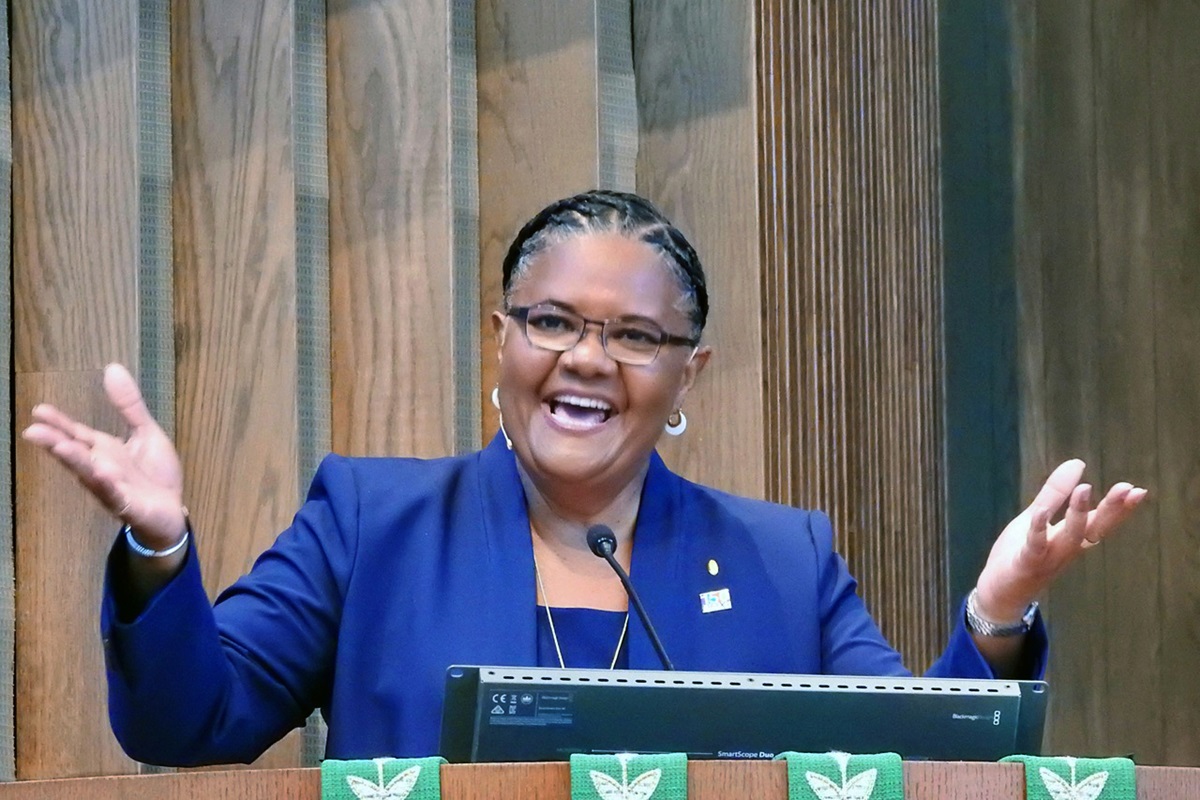 Sally Vonner se dirige à multidão em seu serviço de posse em 29 de julho como principal executiva da United Women in Faith (Mulheres Unidas na Fé). Essa organização, anteriormente nomeada como Mulheres Metodistas Unidas, está sediada em Nova York, mas a posse de Vonner, nativa do Texas, foi realizada na Igreja Metodista Unida Lovers Lane, em Dallas. Foto por Sam Hodges, Noticias MU.
