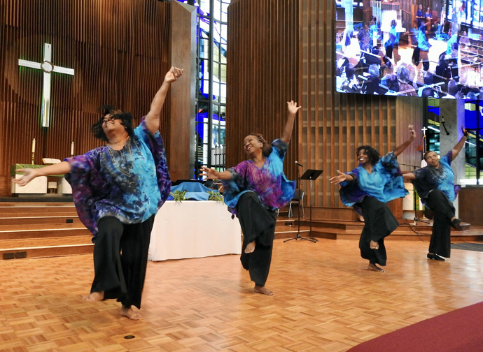 Os Dançarinos Sagrados da Igreja Metodista Unida da Comunidade de São Lucas se apresentam no serviço de instalação de 29 de julho para Sally Vonner como a nova alta executiva da United Women in Faith. O culto animado foi realizado na Igreja Metodista Unida Lovers Lane, em Dallas. Foto por Sam Hodges, Notícias MU.