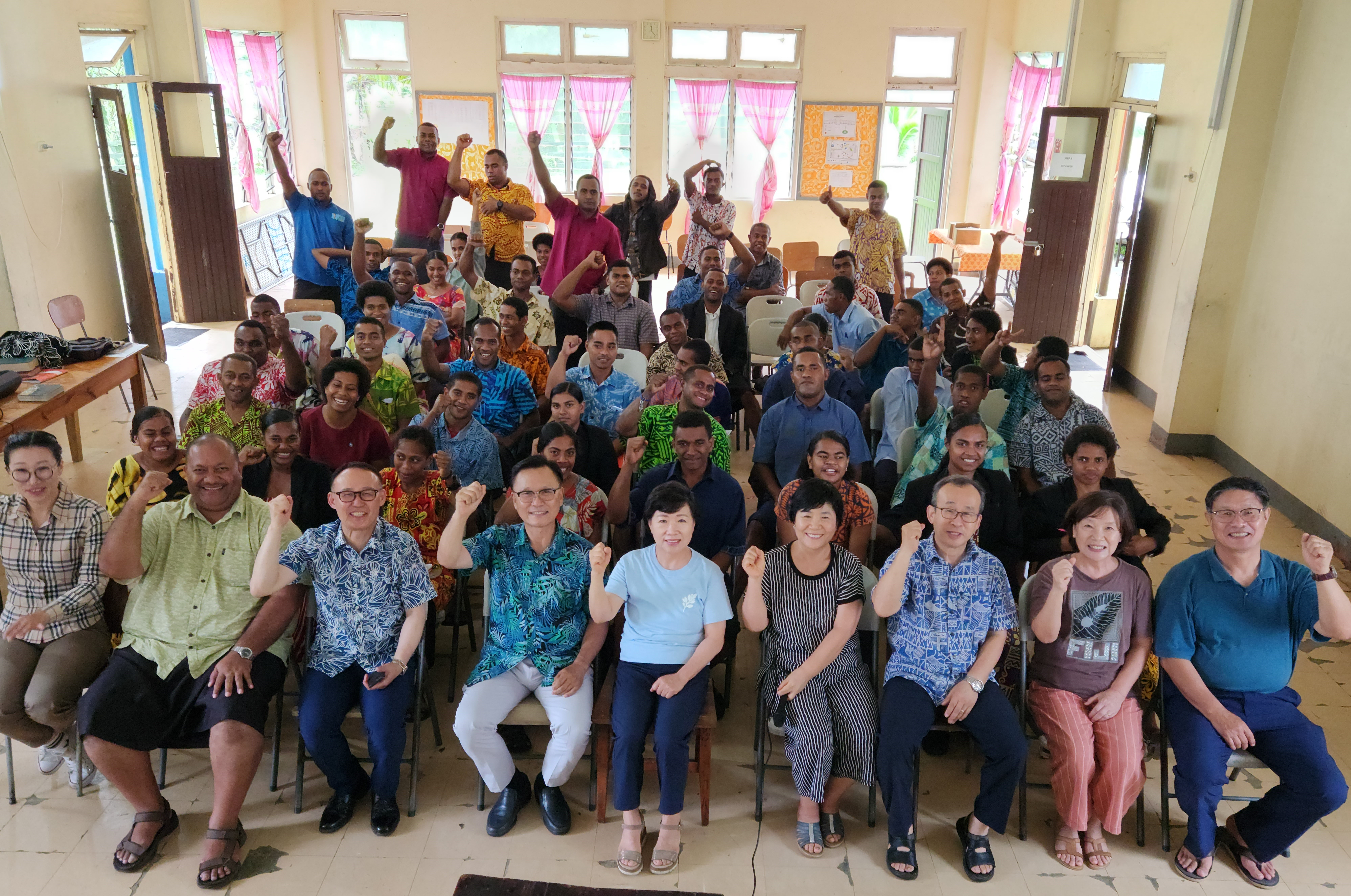 MLTC 2학기 개강 영적각성 세미나 후 학생들과 교수들이 함께 모여 찍은 기념사진. 사진 제공, 이성일 선교사.